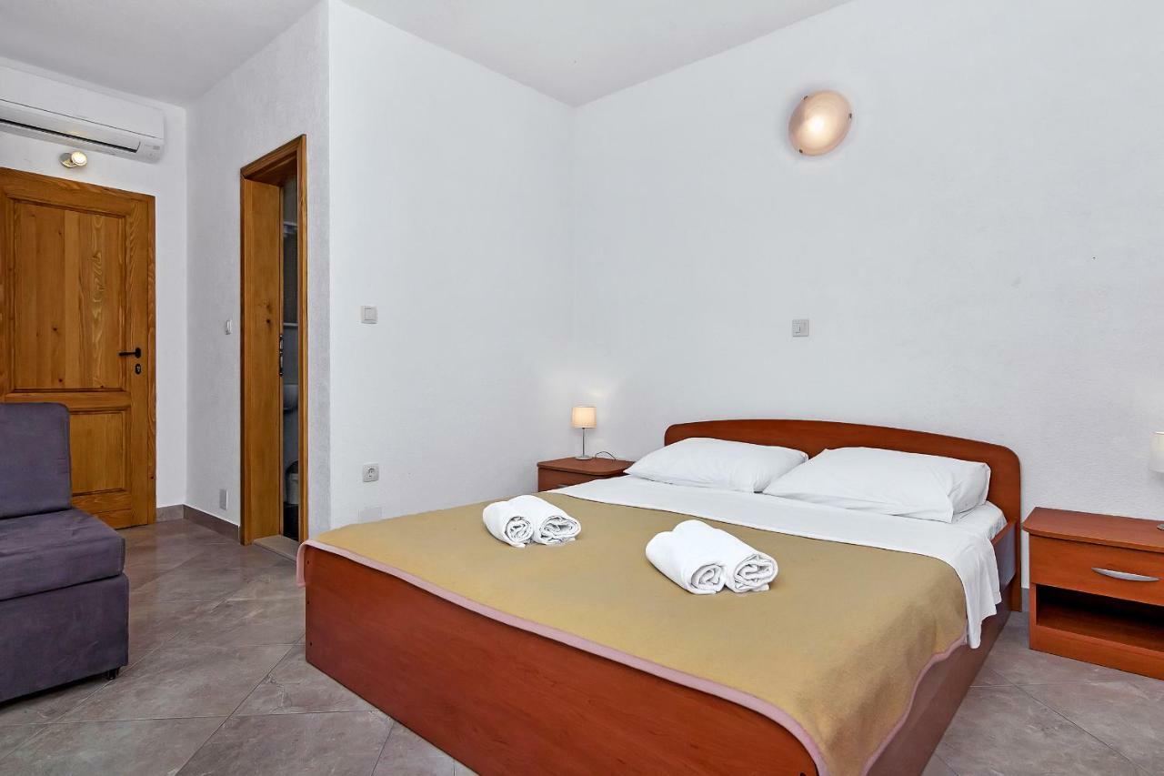 Apartmani Nikola Zastražišće Eksteriør bilde