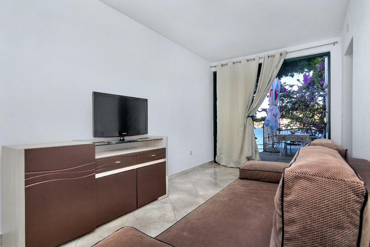 Apartmani Nikola Zastražišće Eksteriør bilde