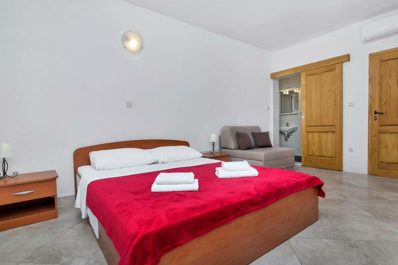 Apartmani Nikola Zastražišće Eksteriør bilde
