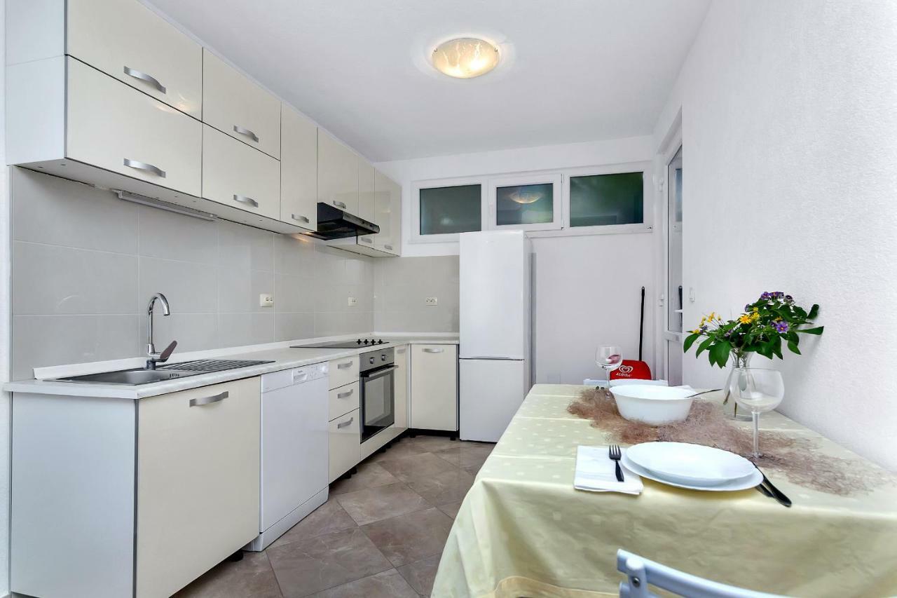 Apartmani Nikola Zastražišće Eksteriør bilde